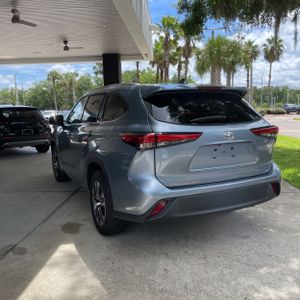 2022 Toyota HIGHLANDER XLE photo 4