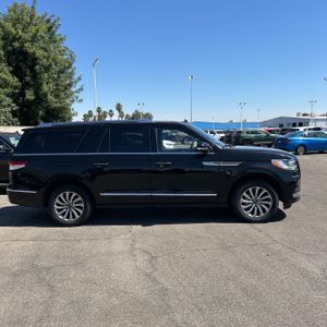 صورة 10 لـ 2022 Lincoln NAVIGATOR L STANDARD