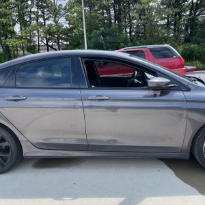 2015 Chrysler 200 S — миниатюра 11