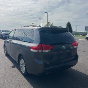 2011 Toyota SIENNA XLE 7-PASSENGER 照片 5