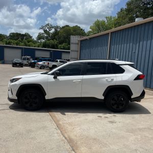 2020 Toyota RAV4 LE 照片 3