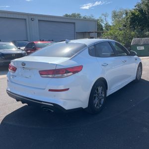 KIA OPTIMA LX - 8