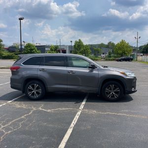 صورة 10 لـ 2018 Toyota HIGHLANDER LE