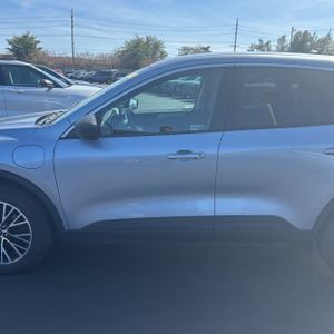 FORD ESCAPE PLUG-IN HYBRID SE - 4