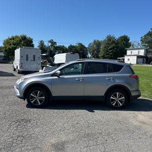 2017 Toyota RAV4 XLE — фото 3