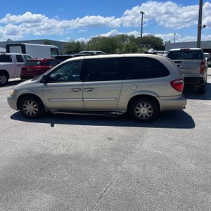 CHRYSLER TOWN AND COUNTRY TOURING - 3