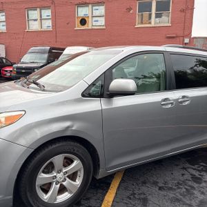 2011 Toyota SIENNA LE 8-PASSENGER — фото 2