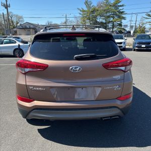 HYUNDAI TUCSON LIMITED - 7
