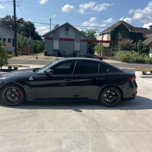 صورة 3 لـ 2021 ALFA Romeo GIULIA QUADRIFOGLIO RWD