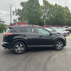 2017 Toyota RAV4 LE — фото 10