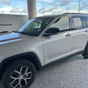 صورة 2 لـ 2025 JEEP GRAND CHEROKEE LIMITED