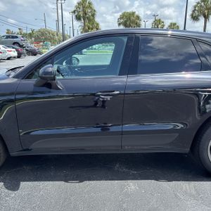 صورة 4 لـ 2021 Porsche MACAN S