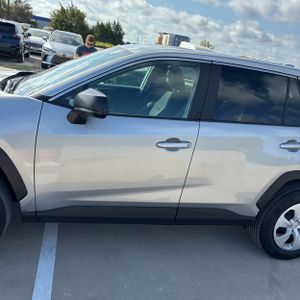 صورة 4 لـ 2025 Toyota RAV4 LE