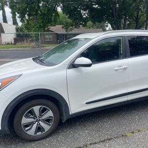 KIA NIRO LX - 2