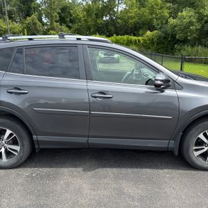 صورة 11 لـ 2017 Toyota RAV4 XLE
