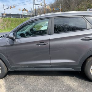 HYUNDAI TUCSON VALUE - 4