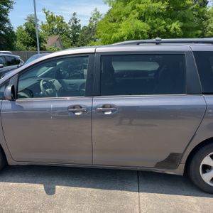 TOYOTA SIENNA - 4