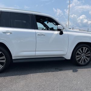 2025 Lexus LX 600 LUXURY photo 8