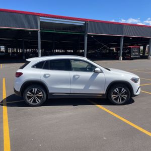 MERCEDES-BENZ GLA - 10