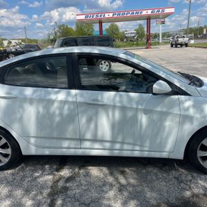 HYUNDAI ACCENT GLS - 9