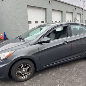 HYUNDAI ACCENT GLS - 2