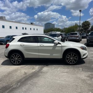 MERCEDES-BENZ GLA - 10