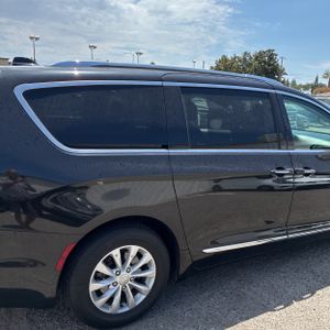 2020 Chrysler PACIFICA TOURING L photo 9
