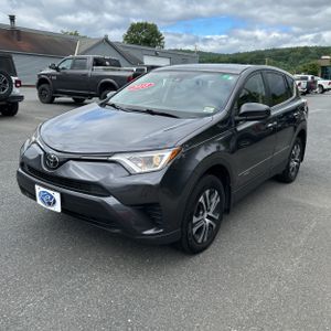 2018 Toyota RAV4 LE — фото 1