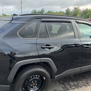 صورة 9 لـ 2021 Toyota RAV4 LE
