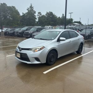 2015 Toyota COROLLA LE photo 1