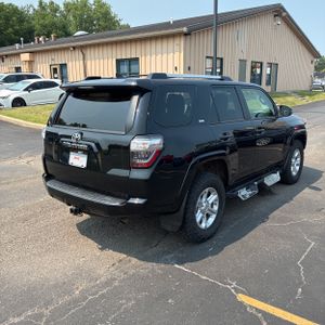 2021 Toyota 4RUNNER SR5 photo 8