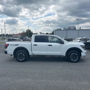 2024 Nissan TITAN CREW CAB PRO-4X 4X4 — фото 10