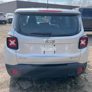 Jeep Renegade Sport 4D SUV 4WD - 7