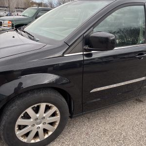 CHRYSLER TOWN AND COUNTRY TOURING - 2