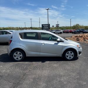 CHEVROLET SONIC LS AUTO - 10