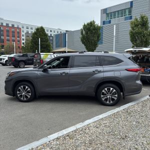 صورة 3 لـ 2021 Toyota HIGHLANDER XLE