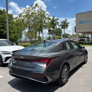 صورة 8 لـ 2024 Hyundai ELANTRA SEL
