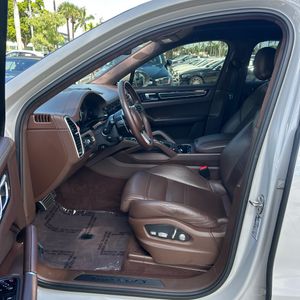 2021 Porsche CAYENNE GTS COUPE 缩略图 32