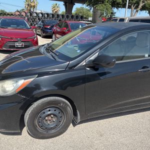 2012 Hyundai ACCENT GLS photo 2
