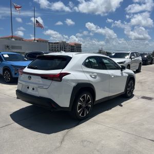 صورة 8 لـ 2026 Lexus UX 300H BASE