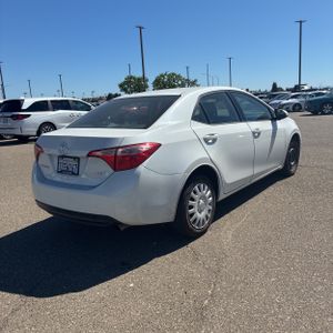 2017 Toyota COROLLA LE photo 8