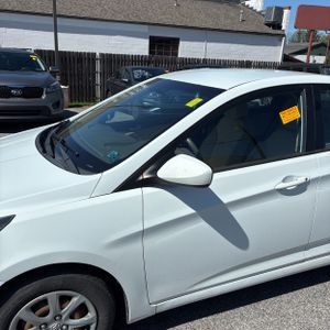 HYUNDAI ACCENT GLS - 2