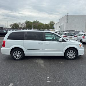 CHRYSLER TOWN AND COUNTRY TOURING - 9