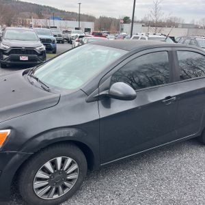 CHEVROLET SONIC LS AUTO - 2