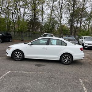 VOLKSWAGEN JETTA 1.4T SE - 3