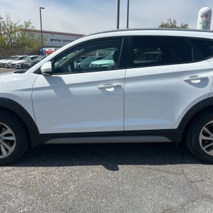 HYUNDAI TUCSON SE - 4