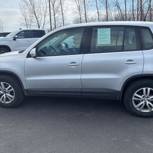 VOLKSWAGEN TIGUAN S - 4