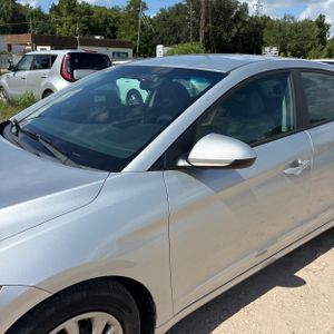 صورة 2 لـ 2017 Hyundai ELANTRA SE