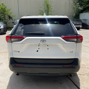 2020 Toyota RAV4 LE 照片 7