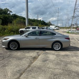 صورة 3 لـ 2019 Lexus ES 300H LUXURY
